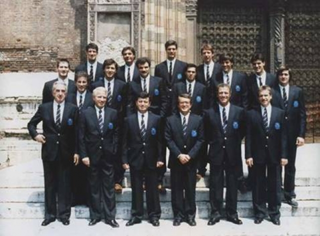 La Nazionale Italiana con la divisa di rappresentanza nel 1986. Si riconoscono Costa, Polesello, Binelli, Magnifico, Riva, Marzorati, Gilardi, Sacchetti,  Brunamonti, Villalta,  Dell’Agnello, Premier, Rubini, dr. Ferrantelli, Galleani, Bianchini, Puglisi e Carmina.